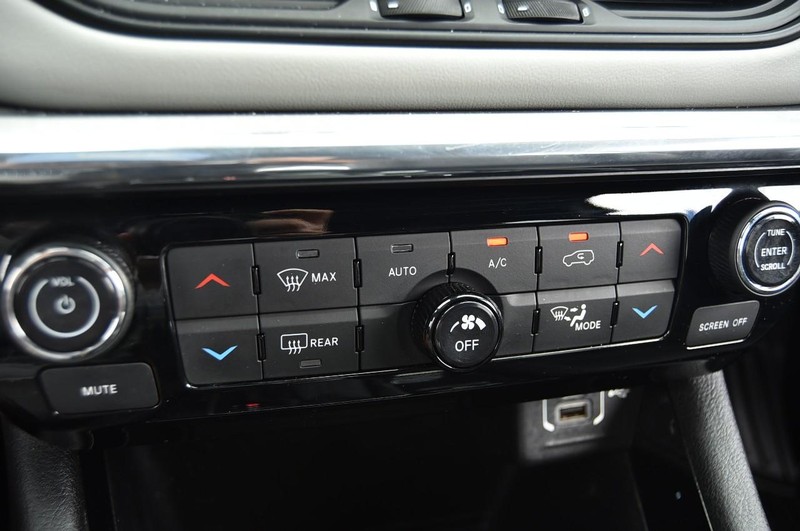 Jeep Compass Vehicle Image 16