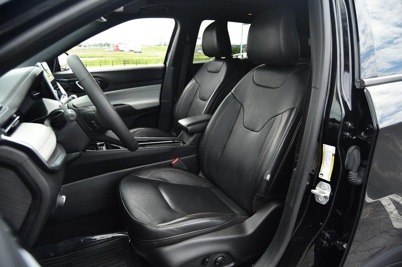 Jeep Compass Vehicle Image 20