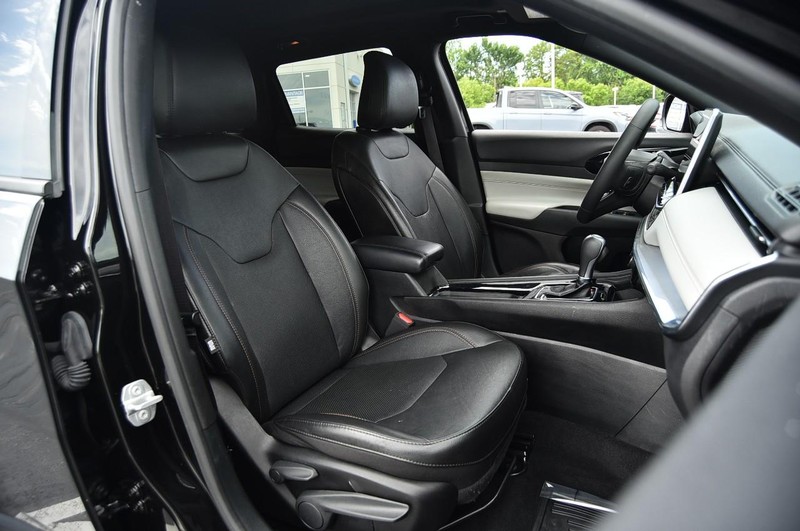 Jeep Compass Vehicle Image 21