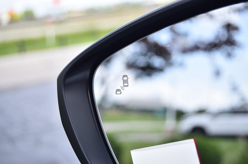 Honda Civic Hatchback Vehicle Image 09