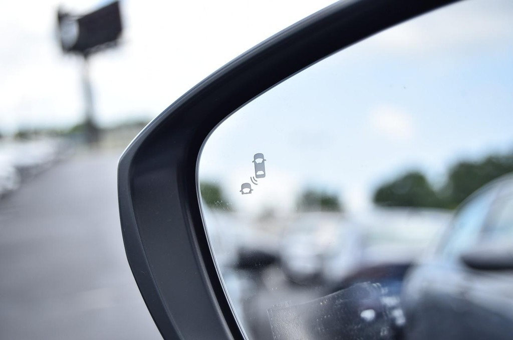 Honda Civic Hatchback Vehicle Image 09