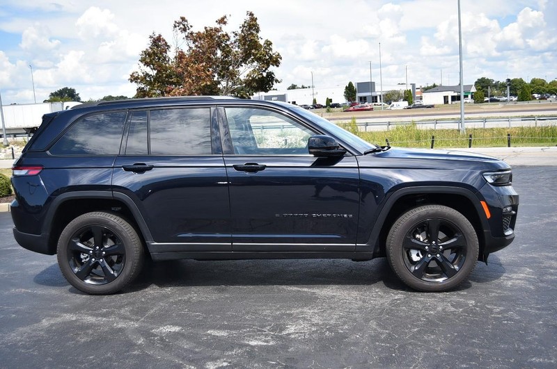 Jeep Grand Cherokee Vehicle Image 05