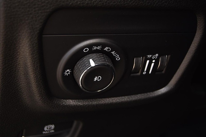 Jeep Grand Cherokee Vehicle Image 12