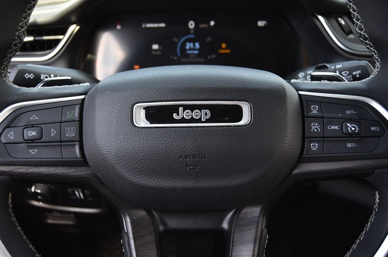 Jeep Grand Cherokee Vehicle Image 21