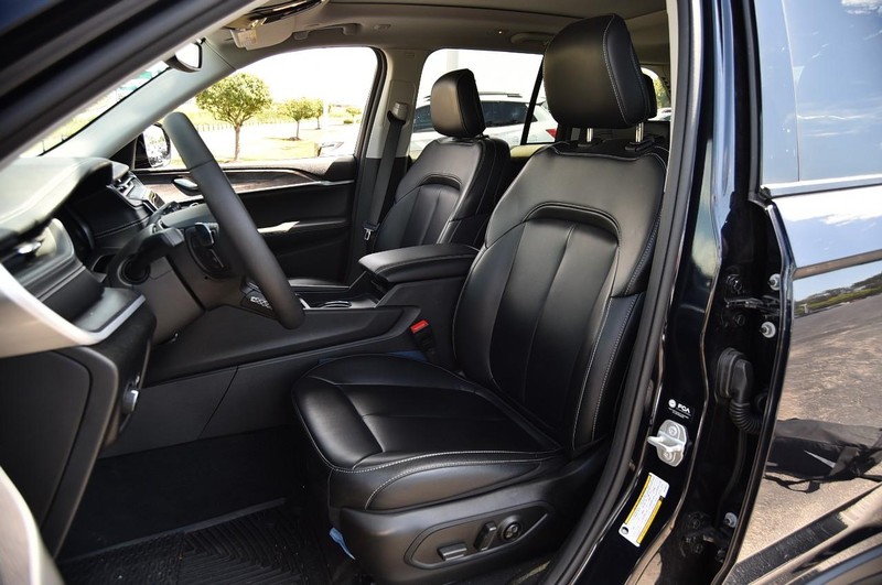 Jeep Grand Cherokee Vehicle Image 22