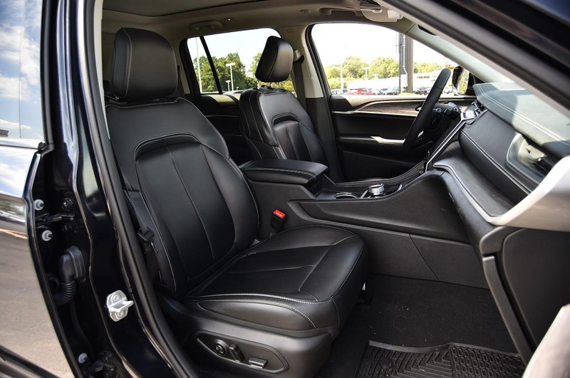 Jeep Grand Cherokee Vehicle Image 23