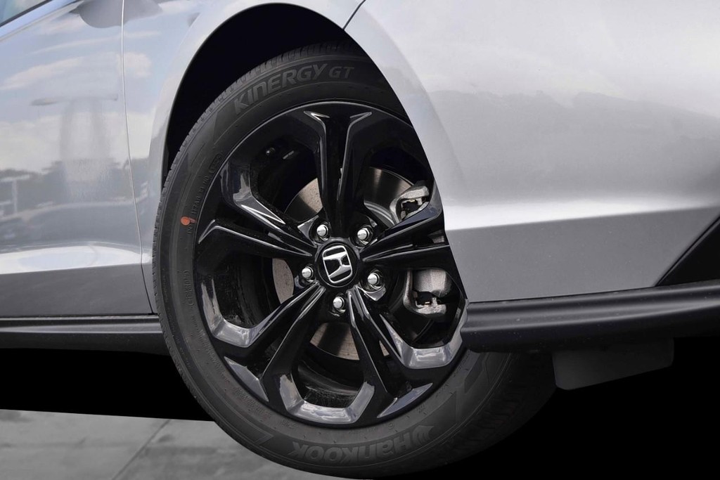 Honda Accord Sedan Vehicle Full-screen Gallery Image 3