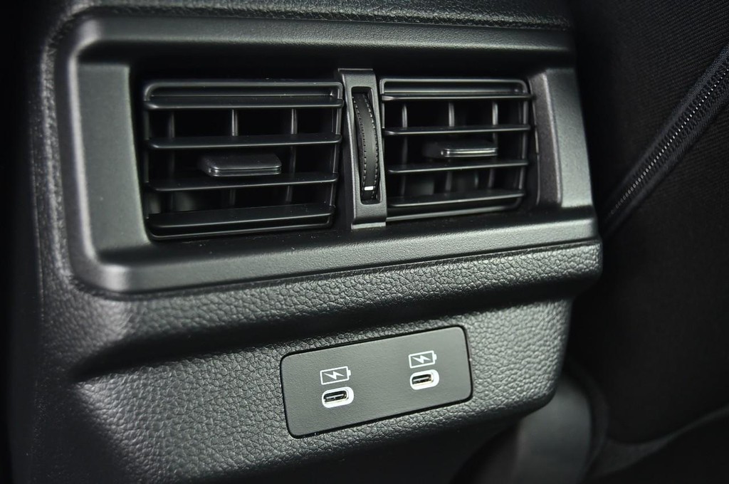 Honda Accord Sedan Vehicle Full-screen Gallery Image 22