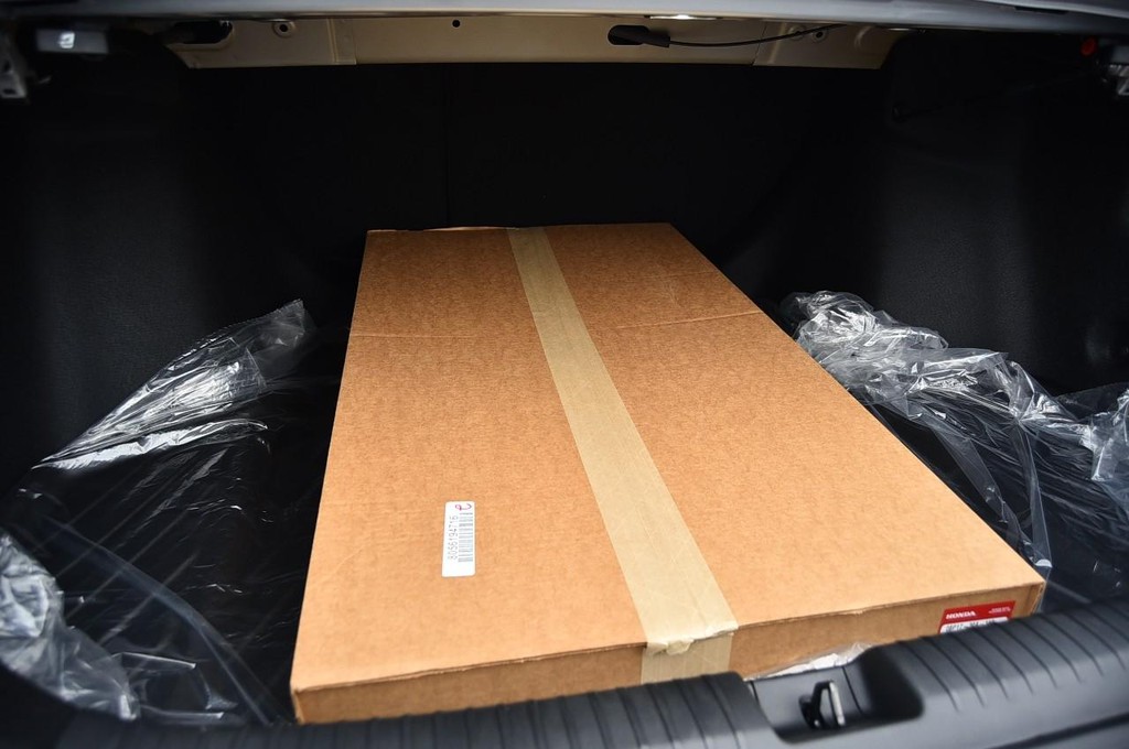 Honda Accord Sedan Vehicle Full-screen Gallery Image 23