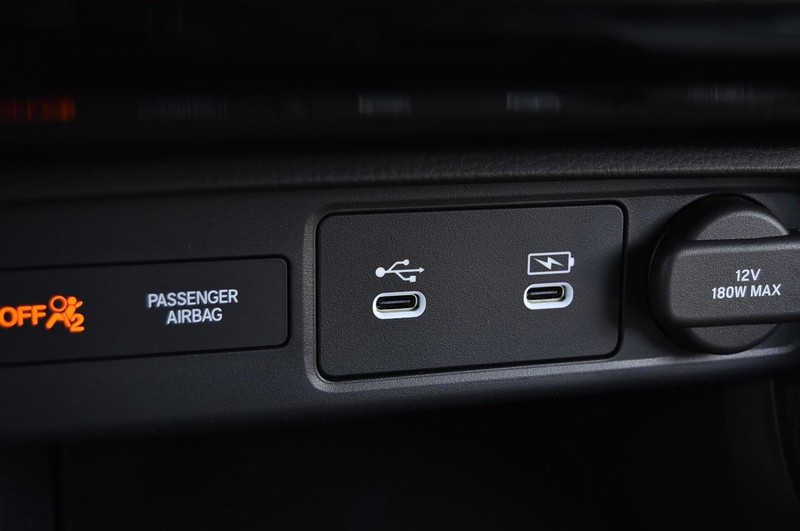 Honda Civic Hatchback Hybrid Vehicle Image 15