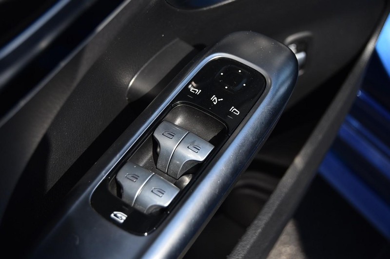 Mercedes-Benz C-Class Vehicle Image 08