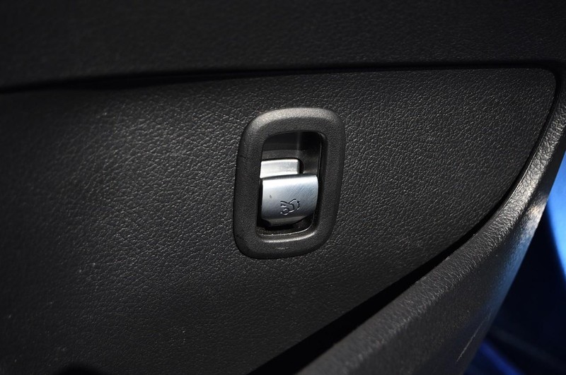 Mercedes-Benz C-Class Vehicle Image 09