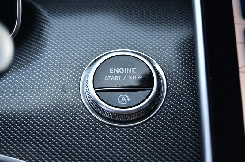 Mercedes-Benz C-Class Vehicle Image 16