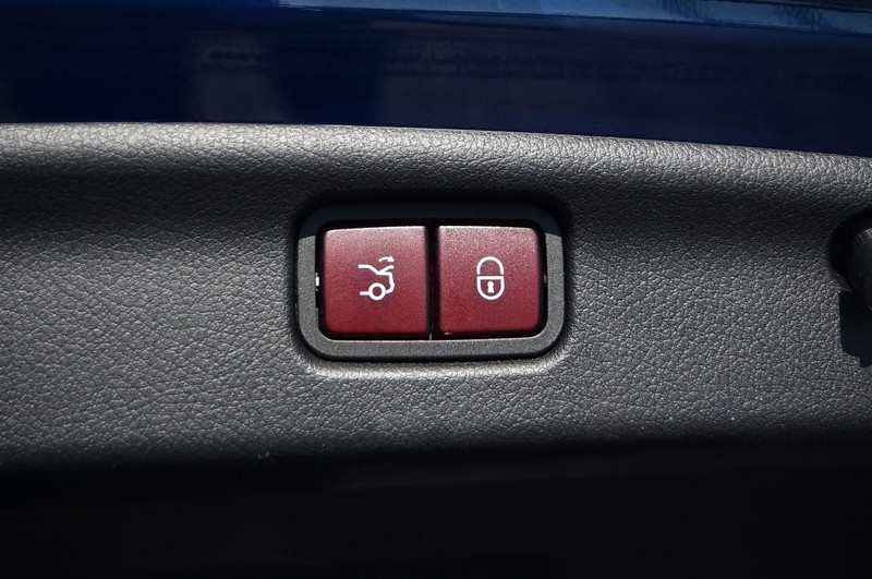 Mercedes-Benz C-Class Vehicle Image 24