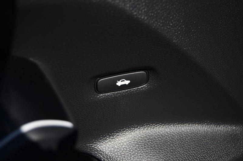 Honda Civic Sedan Hybrid Vehicle Full-screen Gallery Image 9