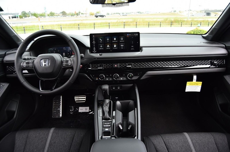 Honda Accord Hybrid Vehicle Full-screen Gallery Image 7