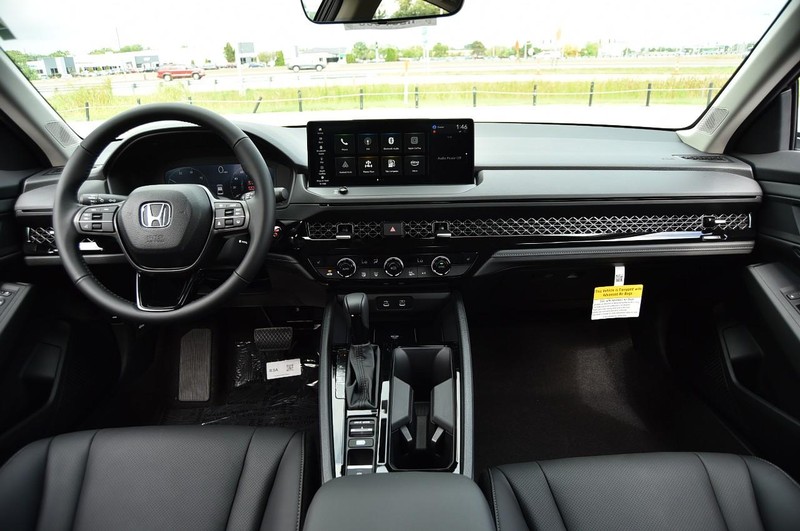 Honda Accord Hybrid Vehicle Full-screen Gallery Image 7