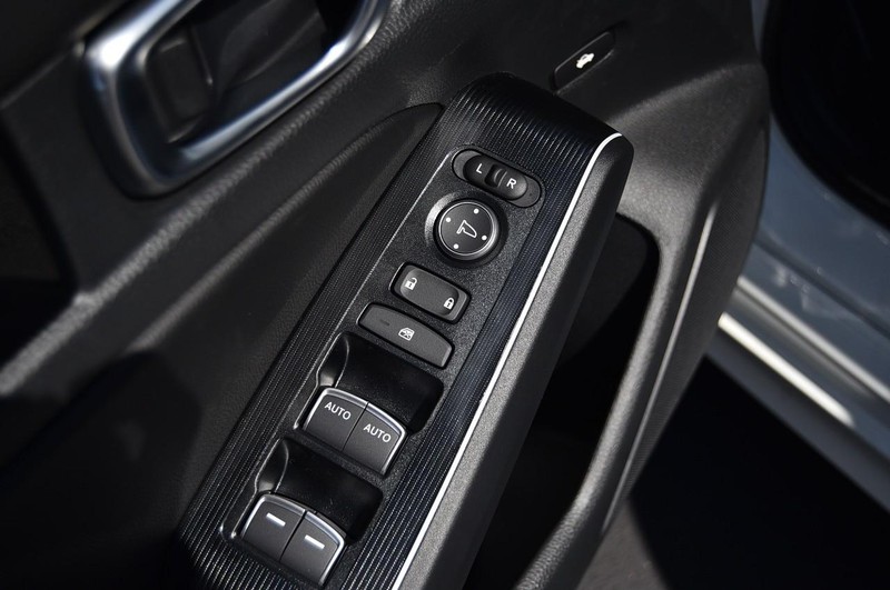 Honda Civic Sedan Hybrid Vehicle Full-screen Gallery Image 8