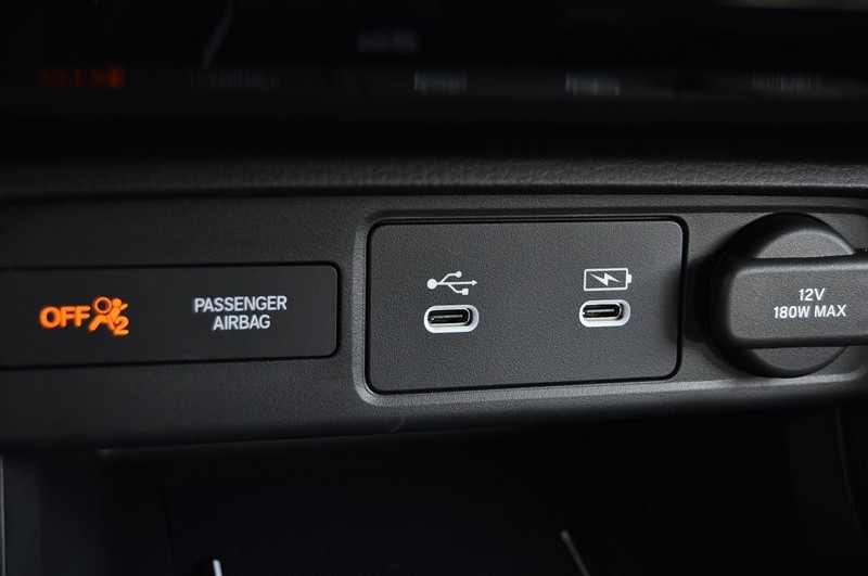 Honda Civic Hatchback Hybrid Vehicle Image 17