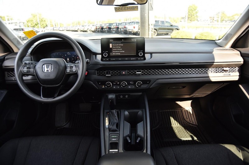 Honda Accord Sedan Vehicle Full-screen Gallery Image 7