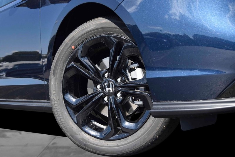 Honda Accord Sedan Vehicle Full-screen Gallery Image 3