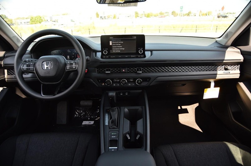 Honda Accord Sedan Vehicle Full-screen Gallery Image 7