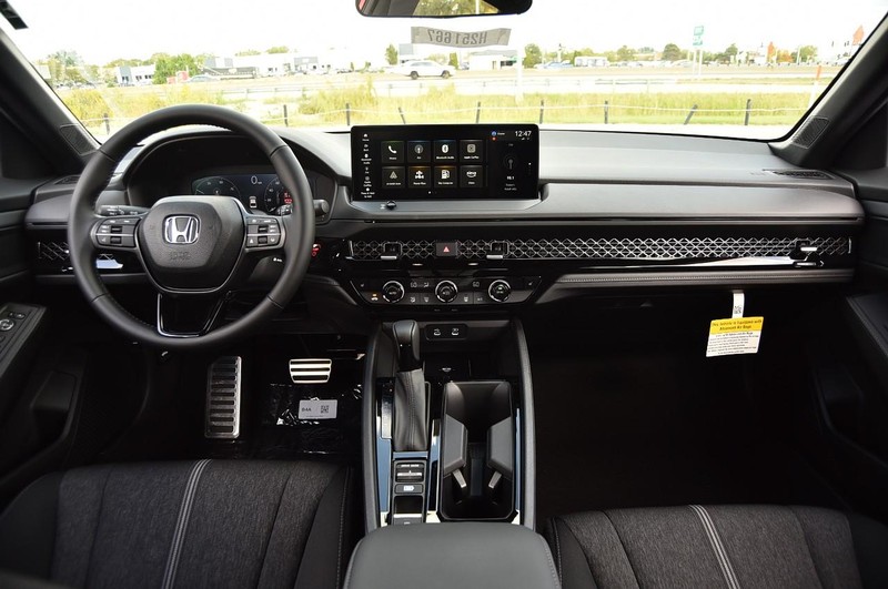 Honda Accord Hybrid Vehicle Full-screen Gallery Image 7