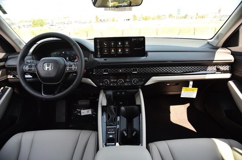 Honda Accord Hybrid Vehicle Full-screen Gallery Image 7