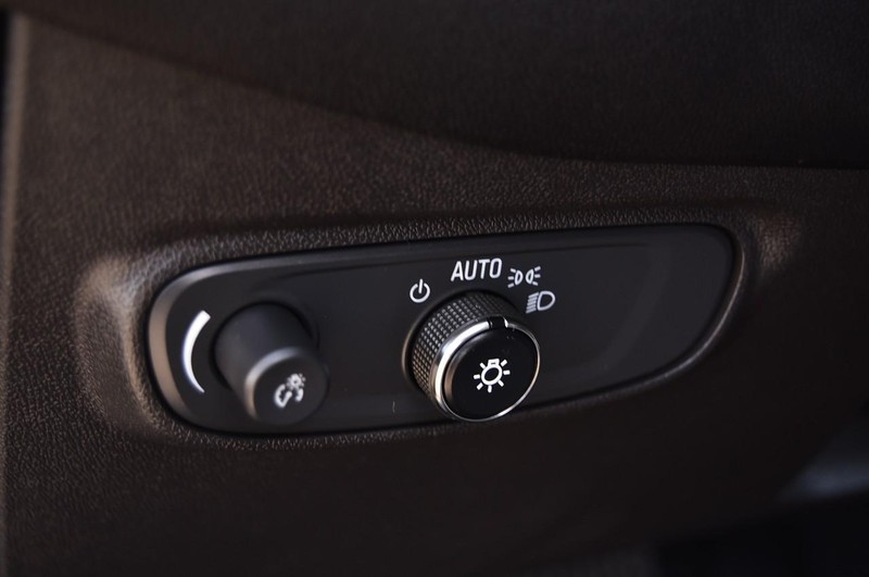 Chevrolet Equinox Vehicle Full-screen Gallery Image 11