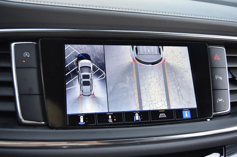 Buick Enclave Vehicle Full-screen Gallery Image 15