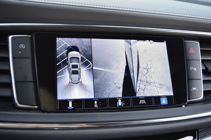 Buick Enclave Vehicle Full-screen Gallery Image 16