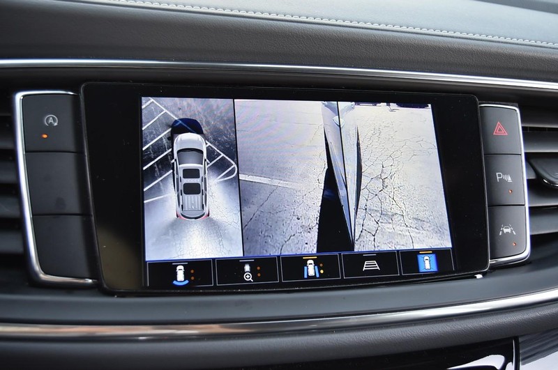 Buick Enclave Vehicle Full-screen Gallery Image 17