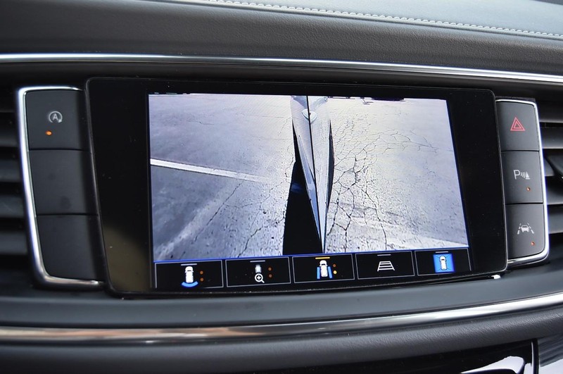Buick Enclave Vehicle Full-screen Gallery Image 18