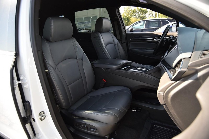 Buick Enclave Vehicle Full-screen Gallery Image 26