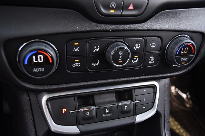 GMC Terrain Vehicle Full-screen Gallery Image 16