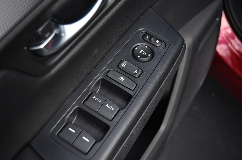 Honda CR-V Hybrid Vehicle Full-screen Gallery Image 8