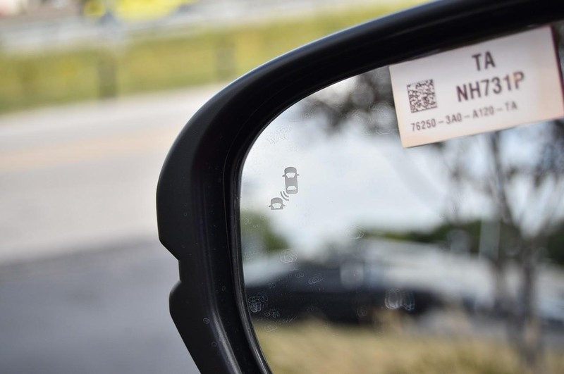 Honda CR-V Hybrid Vehicle Full-screen Gallery Image 9