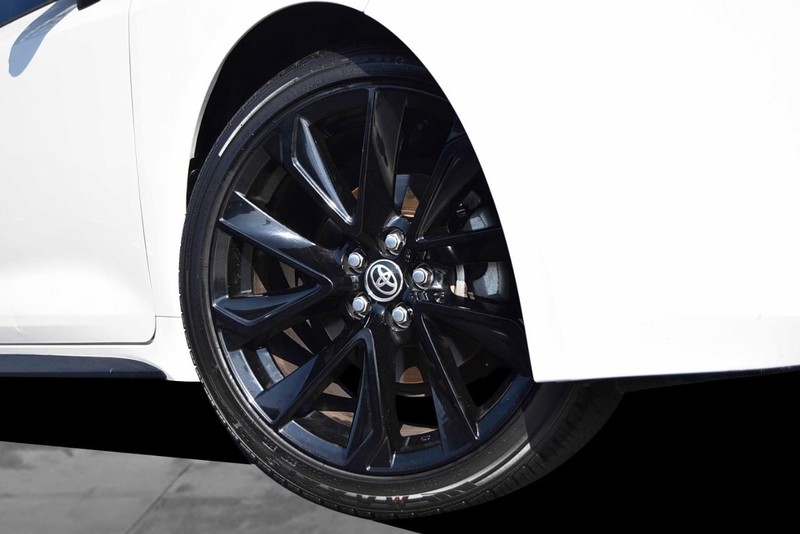 Toyota Corolla Hatchback Vehicle Full-screen Gallery Image 3