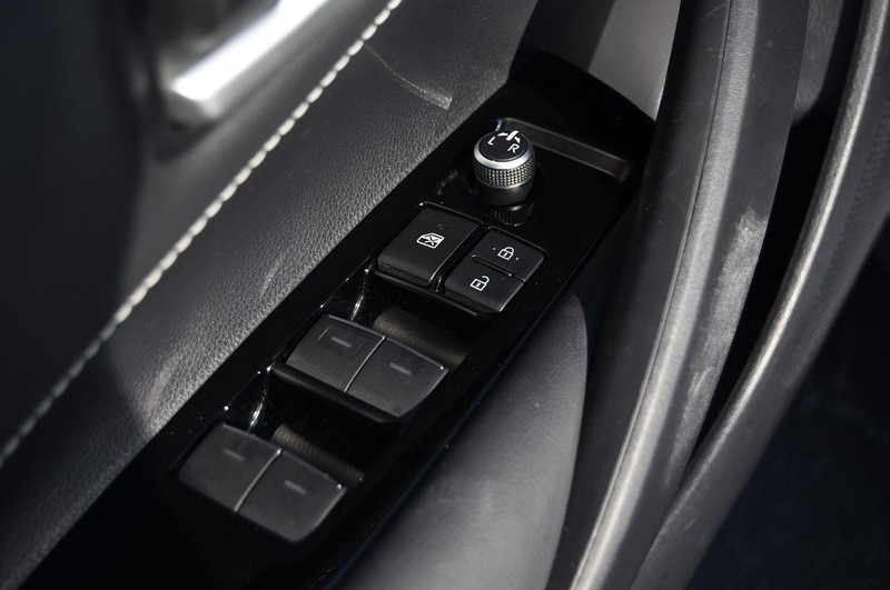 Toyota Corolla Hatchback Vehicle Full-screen Gallery Image 8