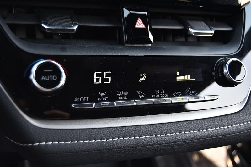 Toyota Corolla Hatchback Vehicle Full-screen Gallery Image 13