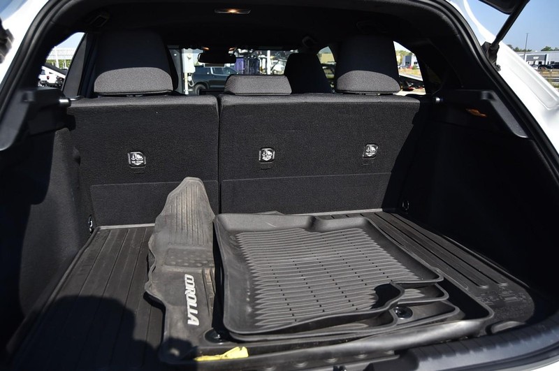 Toyota Corolla Hatchback Vehicle Full-screen Gallery Image 20