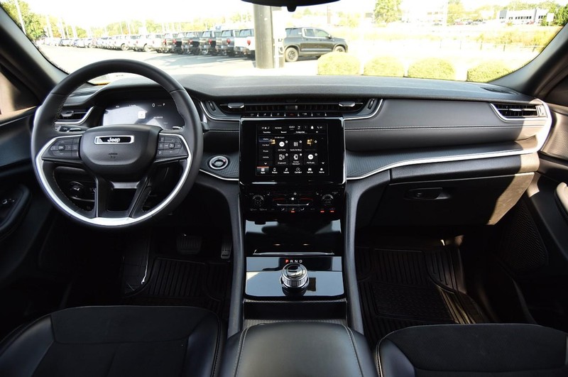 Jeep Grand Cherokee L Vehicle Image 07