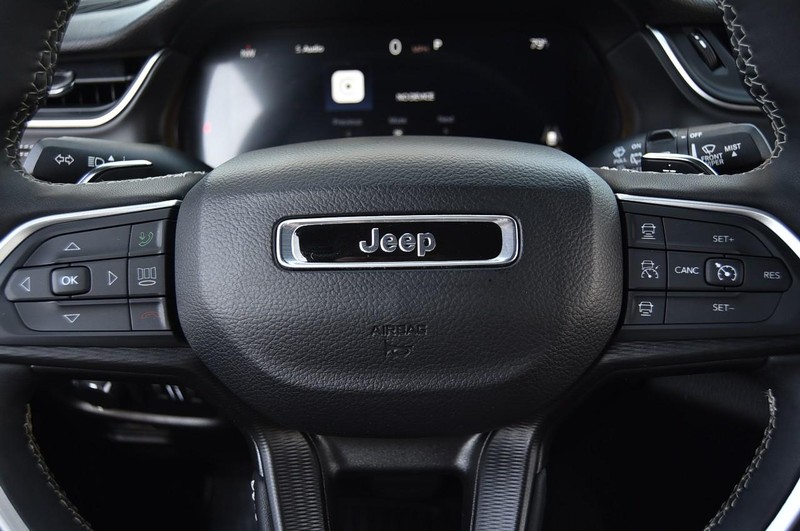 Jeep Grand Cherokee L Vehicle Image 20