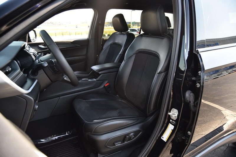 Jeep Grand Cherokee L Vehicle Image 21
