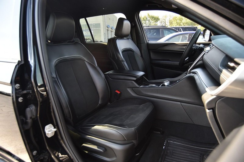 Jeep Grand Cherokee L Vehicle Image 22