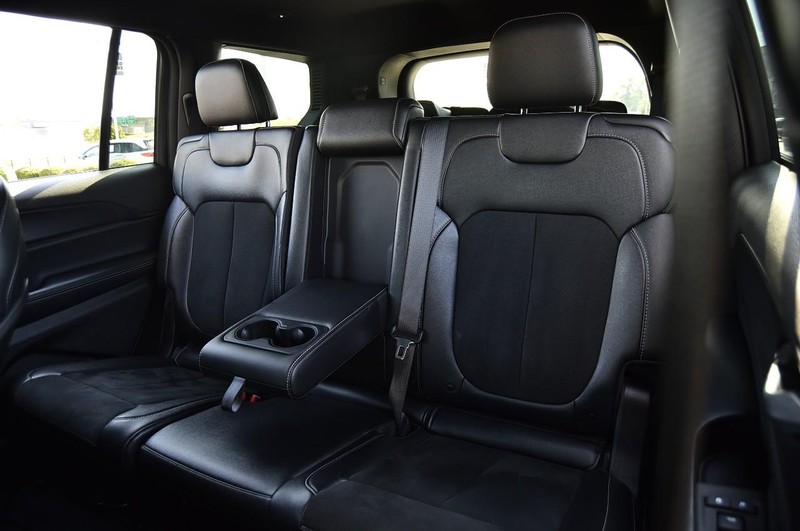 Jeep Grand Cherokee L Vehicle Image 23