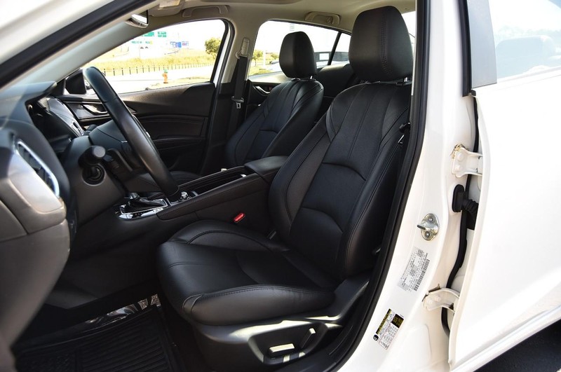 Mazda MAZDA3 4-Door Vehicle Image 21