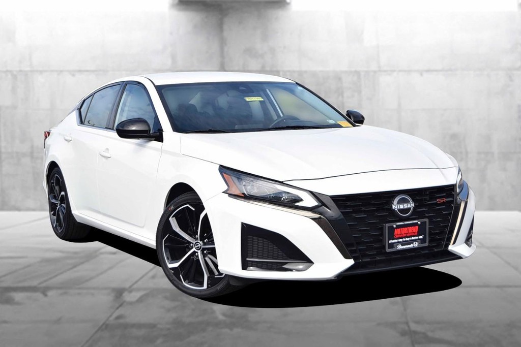 Nissan Altima Vehicle Image 02