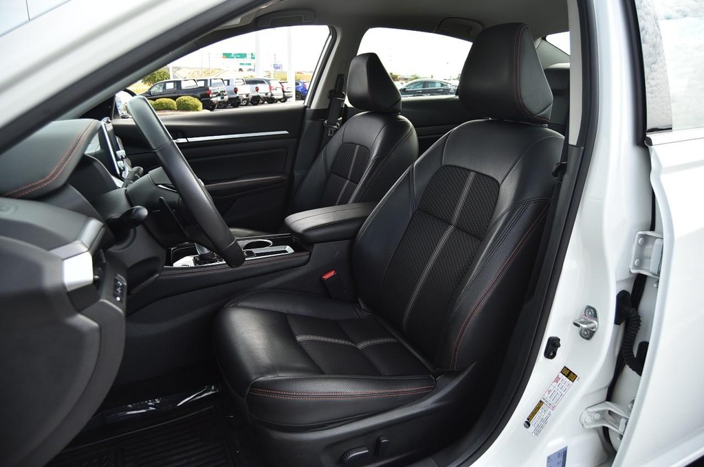 Nissan Altima Vehicle Image 18