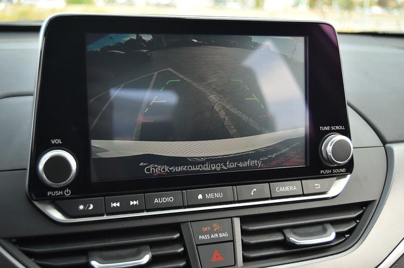 Nissan Altima Vehicle Image 12